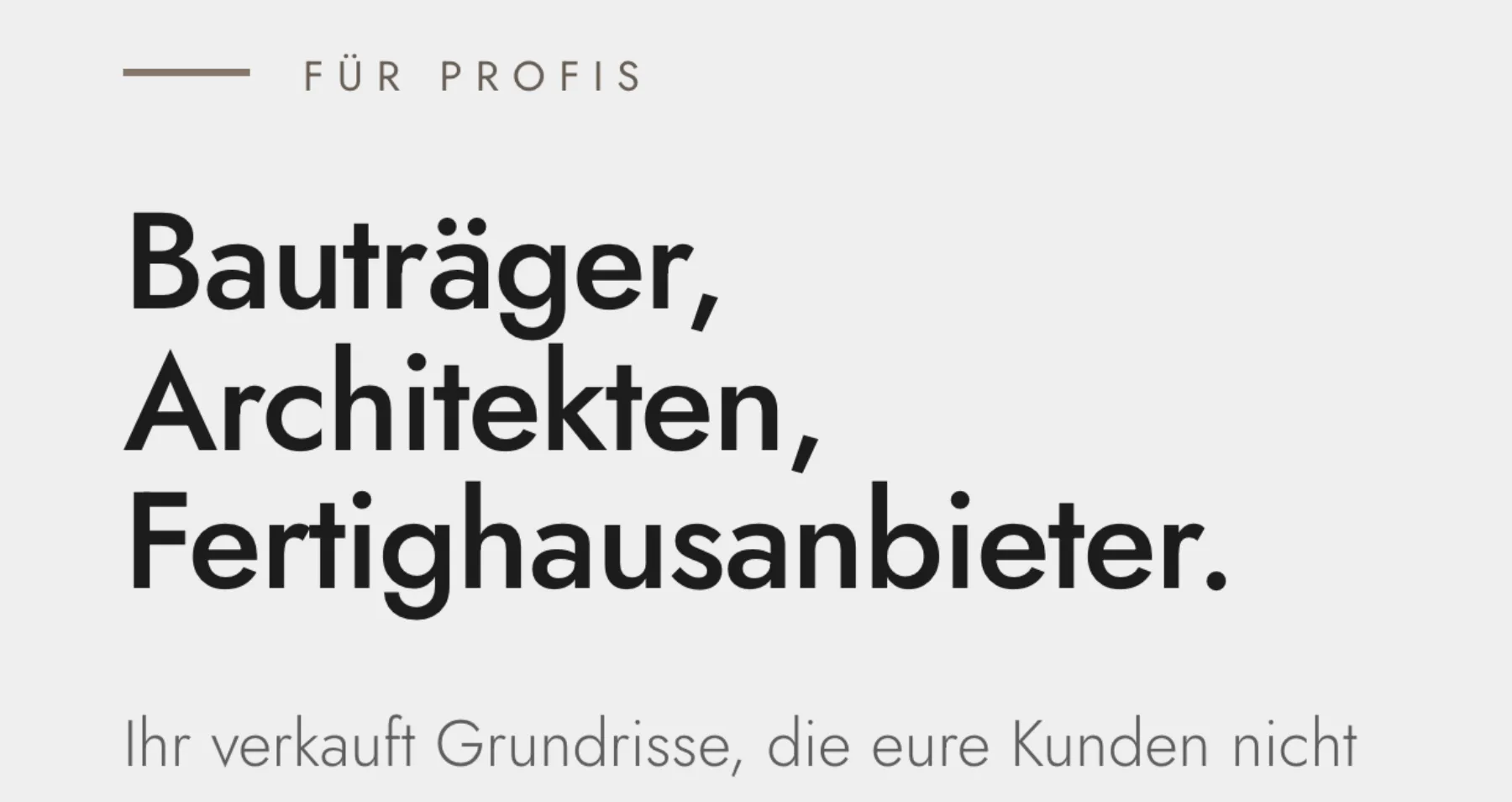 Die Überschrift „Bauträger, Architekten, Fertighausanbieter.“ auf hellem Grund