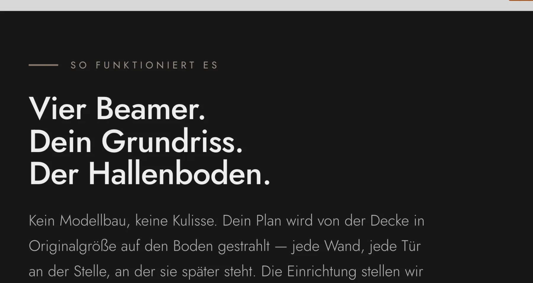 Die Überschrift „Vier Beamer. Dein Grundriss. Der Hallenboden.“ auf dunklem Grund