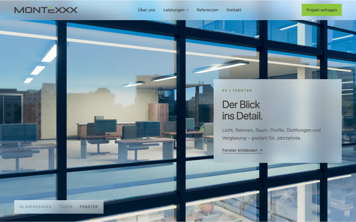 Schräger Blick durch eine Fensterfront in ein Büro, daneben der Text „Der Blick ins Detail.“